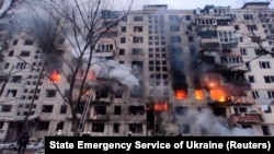 Спасатели работают у пострадавшего от артобстрела жилого дома. Киев, 14 марта 2022 г.