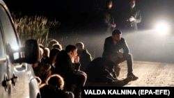 Група илегални мигранти приведени во Ворзова, Летонија, 11 август 2021 година. Летонската влада прогласи вонредна состојба на границата со Белорусија од 11 август до 10 ноември 2021 година