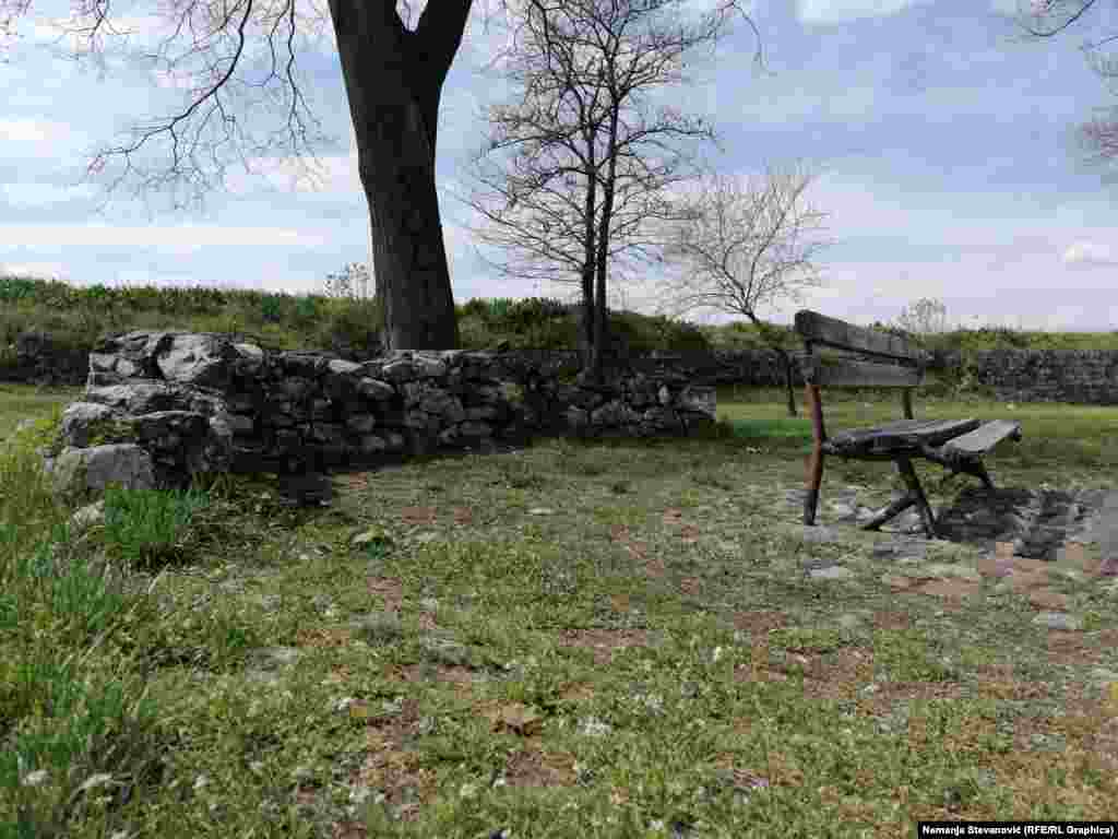 Nakon šetnje valja odmoriti u hladu, da li na ostacima zidina, da li na klupi.