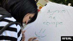 Akcija Inicijative mladih za ljudska prava uoči Dana Sarajeva u Beogradu, koji su održani od 19. do 23. maja 2010., Foto: Midhat Poturović