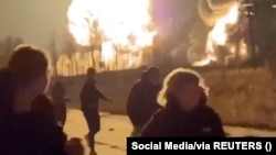 Emberek menekülnek a robbanás elől a Moszkvától délkeletre fekvő Rjazanyban a január 24-i légitámadás után