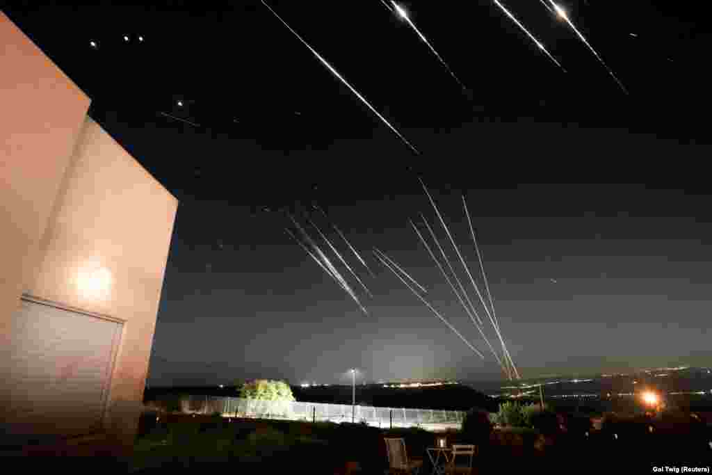 Ракеты, запущенные из Ирана, перехватываются, как видно с оккупированных Израилем Голанских высот, 18 июня 2025 года