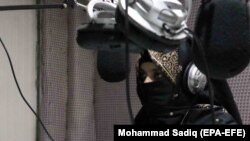 تصویر آرشیف: یکی از خبرنگاران زن که در یک رادیوی محلی در جنوب افغانستان کار میکند