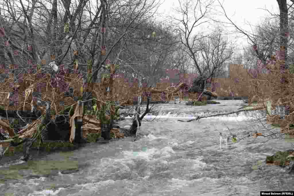 Prirodne kaskade na ušću rijeke Bune u Neretvu; I ovaj rijetki prirodni fenomen onečišćen je otpadom kojeg proizvode ljudi, a u Ekološkoj udruzi &ldquo;Majski cvijet&rdquo; tvrde da bi i ovaj fenomen bio potopljen izgradnjom mini hidroelektrana.
