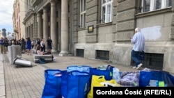Iznete stvari studenata u blokadi ispred Filološkog fakulteta u Beogradu nakon naredbe dekanke da se isprazni zgrada fakulteta, 22.7.2025.