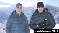 Илустрација - Фотографија од туркменистанскиот претседател Гурбангули Бердимухамедов и неговиот внук Керим на планинска прошетка, објавена на еден од официјалните државни интернет сајтови