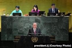 Тәжікстан президенті Эмомали Рахмон Нью-Йоркте БҰҰ Бас Ассамблеясының 80-сессиясында сөйлеп тұр.