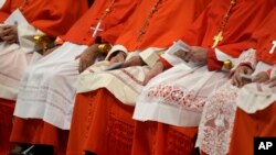 Cardinalii electori se adună în Capela Sixtină, izolați de restul lumii și aleg noul papă. 