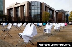 Protest simbolic al lucrătorilor din sănătate, care cer majorarea bugetului, Bruxelles, 29 octombrie 2020.