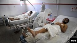 Afghan men who were injured in a suicide car bomb blast in Paktika province receive medical treatment after being transferred to a hospital in Kabul, July 16, 2014.