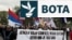 Protestuesit mbajnë një banderolë me një varg nga poema "Kosovo Polje" [Fushë Kosova] nga Matija Beçkoviq, një shkrimtar dhe akademik i njohur për pikëpamjet e tij të krahut të djathtë, Beograd, 11 tetor 2025.