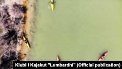 Fotografi nga aktivitetet me kajak në lumin Drini i Bardhë të organizuara nga Klubi i Kajakut "Lumbardhi" në Prizren. 