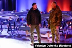 Президент Украины Владимир Зеленский и главнокомандующий ВС Александр Сырский (справа) на выставке украинских беспилотников-ракет «Пекло» («Ад») в День Вооруженных сил Украины. Киев, 6 декабря 2024 годам