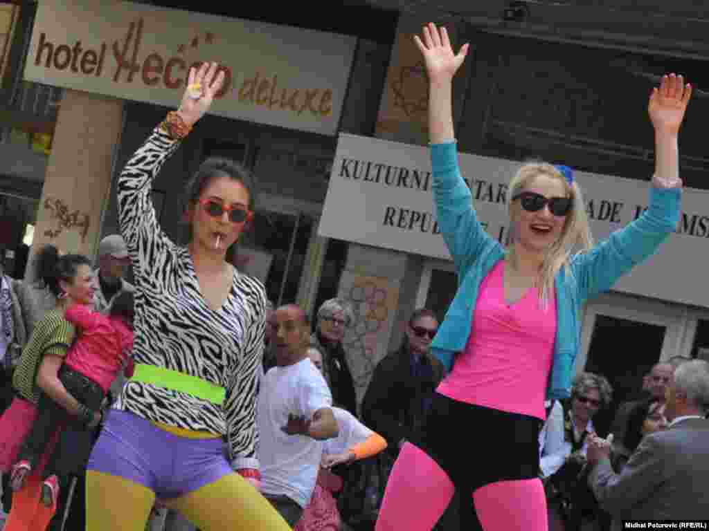 Udruženje za razvoj i promicanje umjetničke djelatnosti "Magacin Kabare" priredilo je na gradskim ulicama neobični performans "Rejon sreće", obilježavajući time 6. april, Dan Grada Sarajeva, Foto: Midhat Poturović