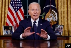 Președintele american Joe Biden vorbește din Biroul Oval al Casei Albe, pe 19 octombrie, despre războaiele din Israel și Ucraina. Lumea „nu poate și nu va lăsa să câștige teroriști ca Hamas și tirani ca Putin”, spune el.