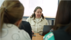 Profesorii universitari învață engleza ca să poată preda studenților străini