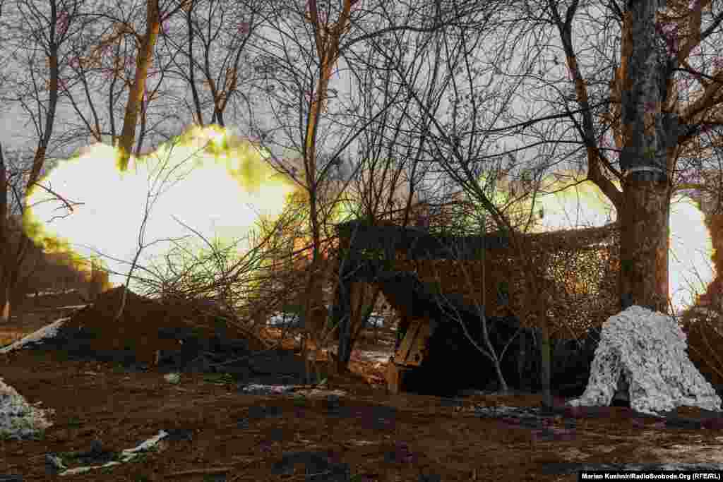 Между тем, пауза не затягивается надолго, и расчёт вызывают по рации. Команда «к бою» – и орудие снова стреляет