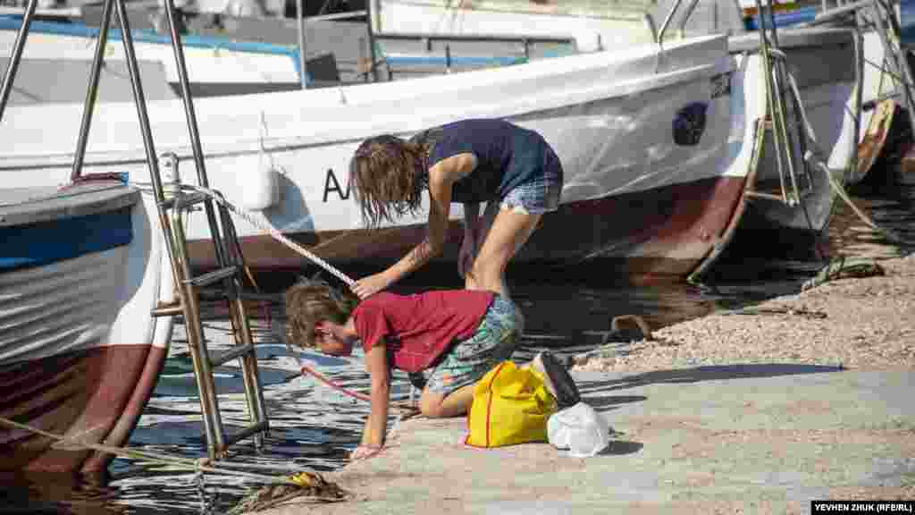 Дети высматривают крабов в воде