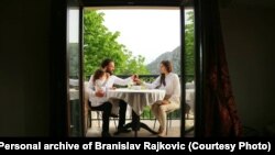 Cijela sedmica pred Vaskrs u Pravoslavnoj crkvi izuzetno je važna i svaki dan, kaže đakon Rajković, ima svoju simboliku i značenje (na fotografiji: Branislav Rajković sa svojom suprugom i kćerkom)