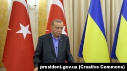 Турскиот претседател Реџеп Таип Ердоган на прес-конференција за време на посетата на Украина. 