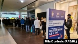 Red za vakcinaciju u tržnom centru "Ušće" u Beogradu, 6. maj