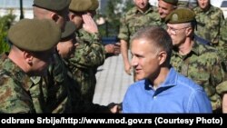 Ministri i Mbrojtjes i Serbisë, Nebojsha Stefanoviq dhe shefi i Ushtrisë së Serbisë, Millan Mojsilloviq gjatë vizitës së njësive ushtarake në veri të Serbisë. 26 shtator 2021.