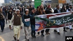 Activiști și tineri din organizația Muslim Talba Mahaz (MTM) țin un banner și strigă sloganuri în timpul unui protest față de atacul aerian iranian împotriva țării lor, la Islamabad, Pakistan, 18 ianuarie 2024.