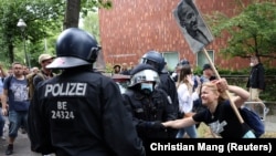 Poliția germană reținând participanți la un protest împotriva restricțiilor pandemice impuse de guvern, Berlin, 1 august 2021