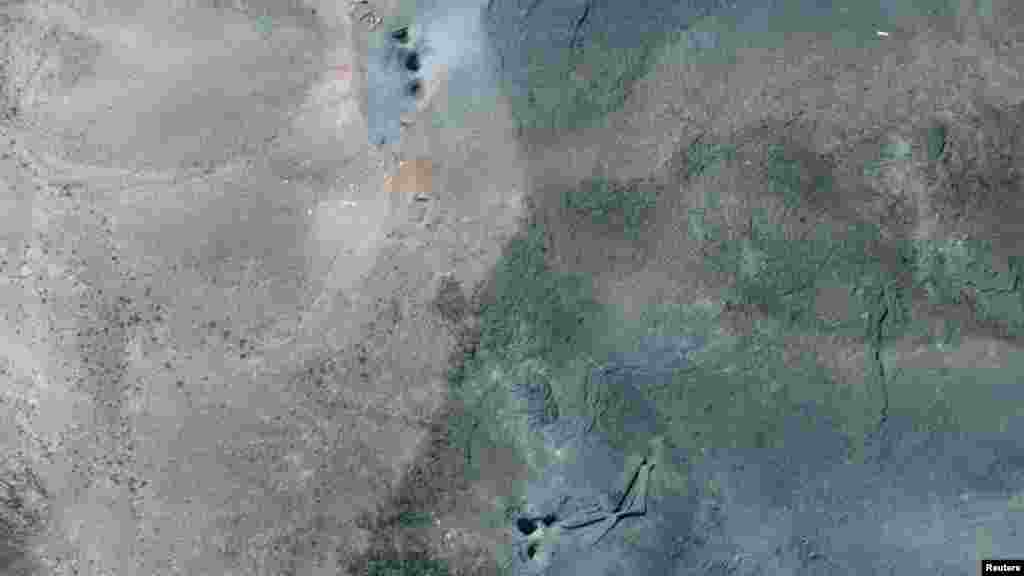 Egy közelebbi kép a légicsapás okozta kráterekről a fordói földalatti urándúsítónál június 22-én. A létesítményt egy hegy belsejében, nyolcvan-kilencven méteres mélységben alakították ki