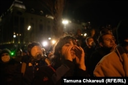 28 noiembrie - protestatari adunați în fața clădirii parlamentului georgian de la Tbilisi.