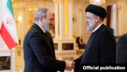 Tajikistan - Iranian President Ebrahim Raisi (R) and Armenian Prime Minister Nikol Pashinian meet in Dushanbe, September 17, 2021.