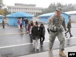 Američki vojnik predvodi grupu turista u Panmunjomu, 26. mart 2009.