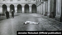 Tijelo Jana Masaryka isped njegove rezidencije, 10. mart 1948.