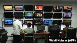 Afghan reporters work in the newsroom of the Tolo TV station in Kabul. (file photo)