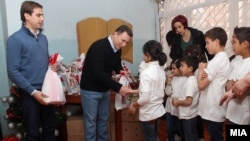 Премиерот Никола Груевски и министерот за труд и социјала Диме Спасов поделија новогодишни пакетчиња на децата од Домот за деца без родители „11 Октомври“.