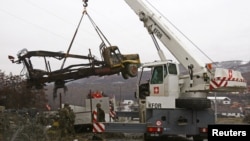 Војници на КФОР ги отстрануваат барикадите кај Јагњеница.