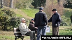 To jesu mrvice, ali veliki broj ljudi je navikao na to i mislim da oni veruju Vučiću: Mijat Lakićević