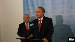 Архивска фотографија: Mакедонскиот преговарач во спорот за името меѓу Македонија и Грција Зоран Јолевски и грчкиот преговарач Адамантиос Василакис.