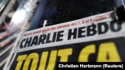 Naslovna strana lista na kiosku na dan početka suđenja