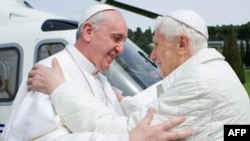 На тази снимки от 2013 г. папа Бенедикт е с бели дрехи, докато посреща наследника на поста си папа Франциск.