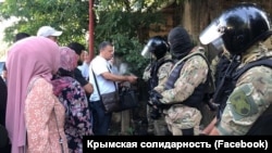 Российские силовики во время обысков в Крыму, архив