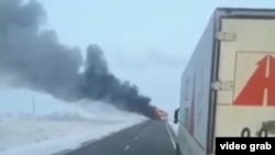 Скриншот видео, в котором заснят охваченный огнем автобус на трассе Самара – Шымкент.