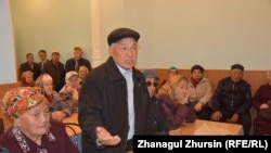 Пенсионер Орынбай Отениязов (в центре). Актобе, 2 июня 2018 года.