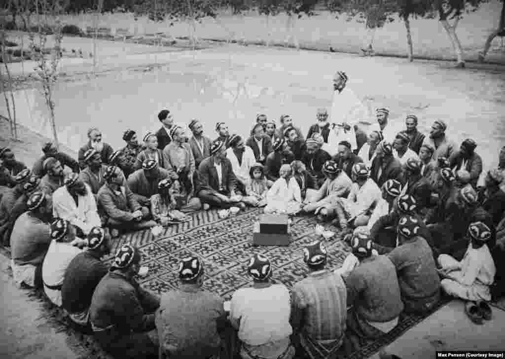 Средба на узбекистански мажи фотографирана од Макс Пенсон на почетокот на 20 век.Во интервју за РСЕ во 2018 година, внукот на Пенсон, Максим, размислуваше за тоа како му било на неговиот дедо да пристигне во Централна Азија пред повеќе од еден век. „Различни мириси, различни бои, различни луѓе. Сè е различно“, рече тој.