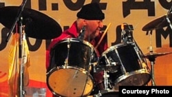 Трајко Каров на сцена.