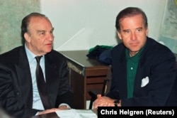Bajden razgovara s tadašnjim predsednikom BiH Alijom Izetbegovićem u Sarajevu 9. aprila 1993.