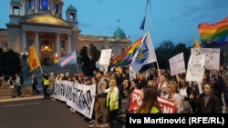 Protestna kolona ispred Skupštine grada