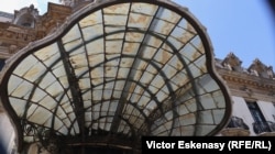 Marchiza în stil Art Nouveau la intrarea în Palatul Cantacuzino-Muzeul Național „George Enescu”