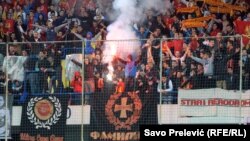 Divljanje navijača na utakmici Crna Gora - Rusija