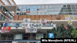 Ulazi u zgradu Radio-televizije Srbije (RTS) u Takovskoj ulici u Beogradu blokirani su treći dan, 17. april 2025.